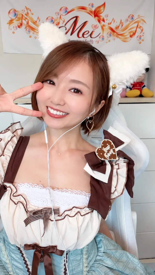 メイドコスプレでピースして微笑むMei