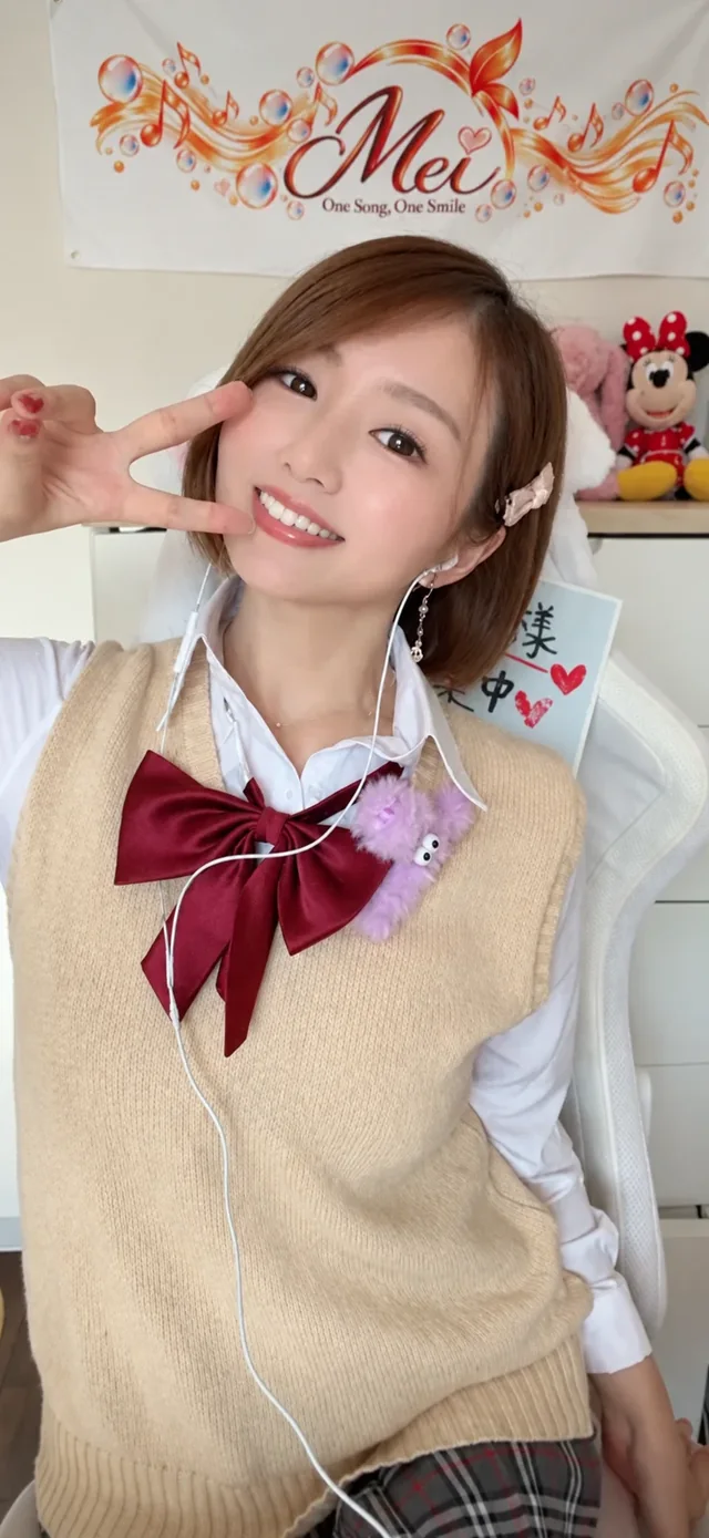 ギャルコスプレでピースをするMei