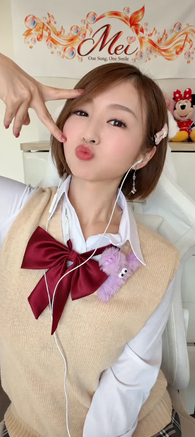 ギャルコスプレでポーズをとるMei