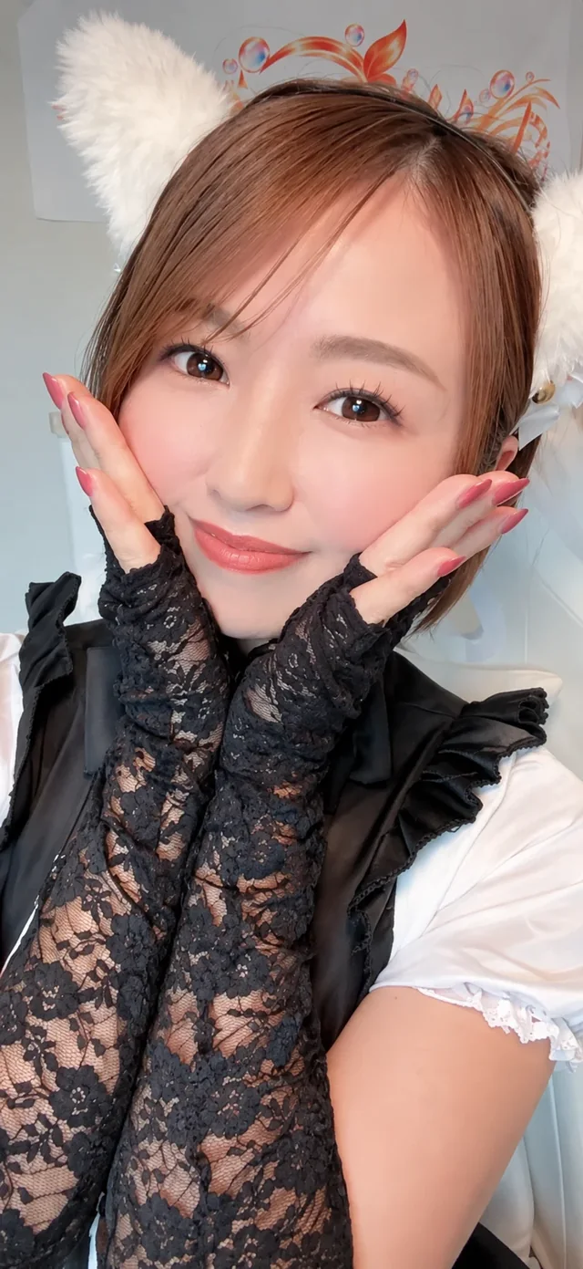 メイドコスプレでおちゃめな表情を見せるMei